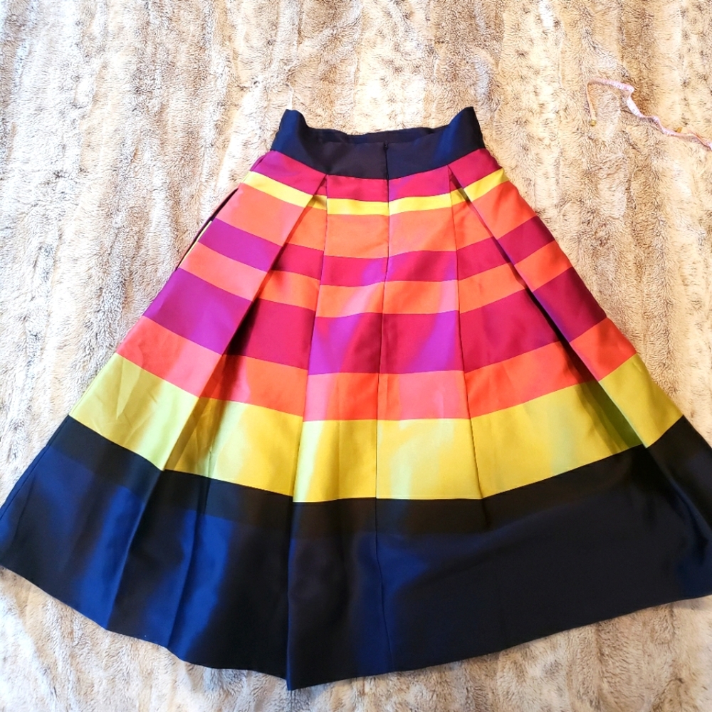 Gorgeous silk pleated skirt with pockets!!